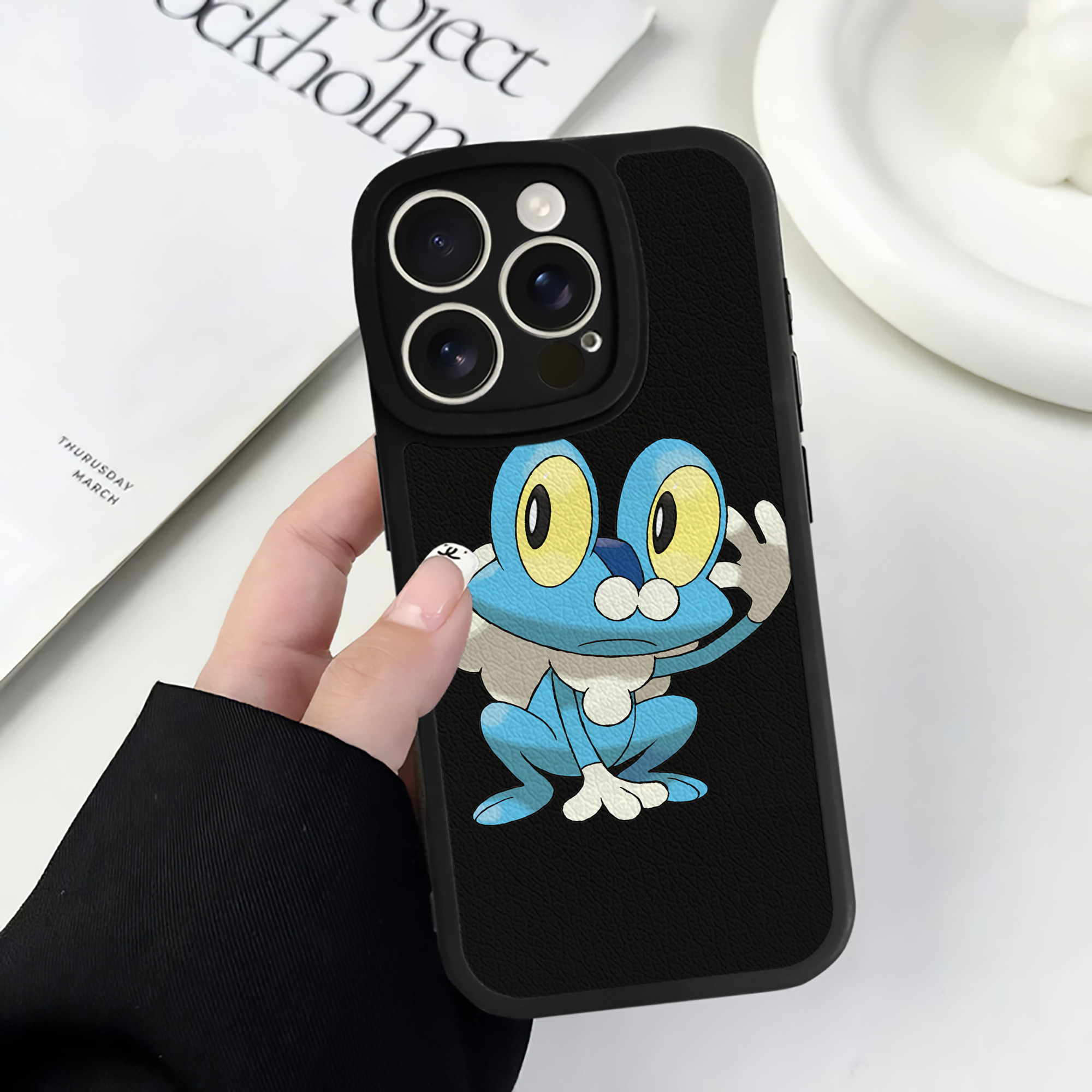 （画像用） ポケットモンスター Pokémon 【iPhone 16シリーズ対応】シリコンスマホケース（レザー調） 材質：シリコン
